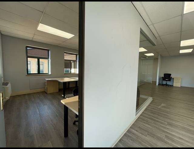 160M² OFFICE TO LET IN LYME PARK